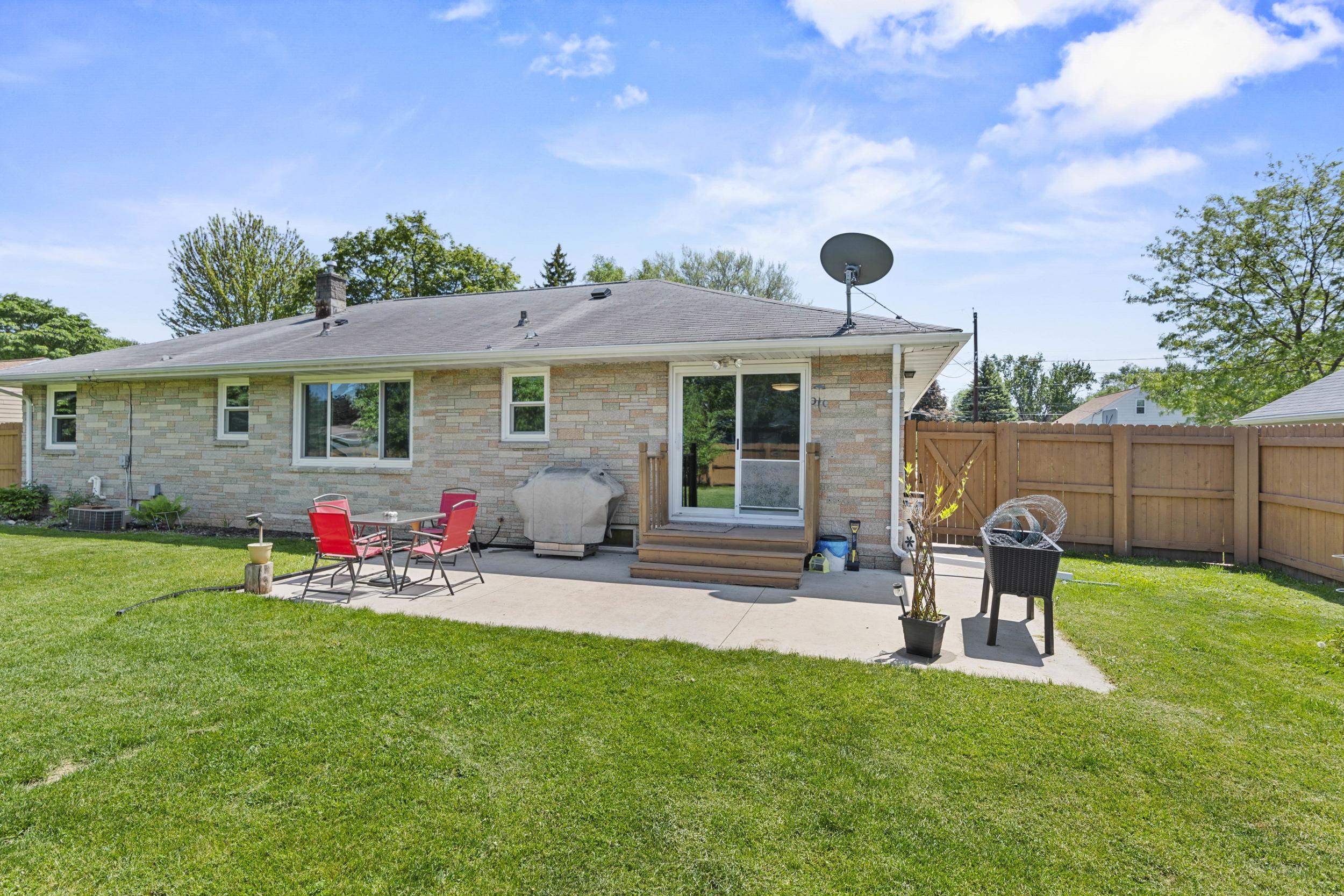618 East Harding Drive Appleton, WI 54915 - Photo 4 of 33