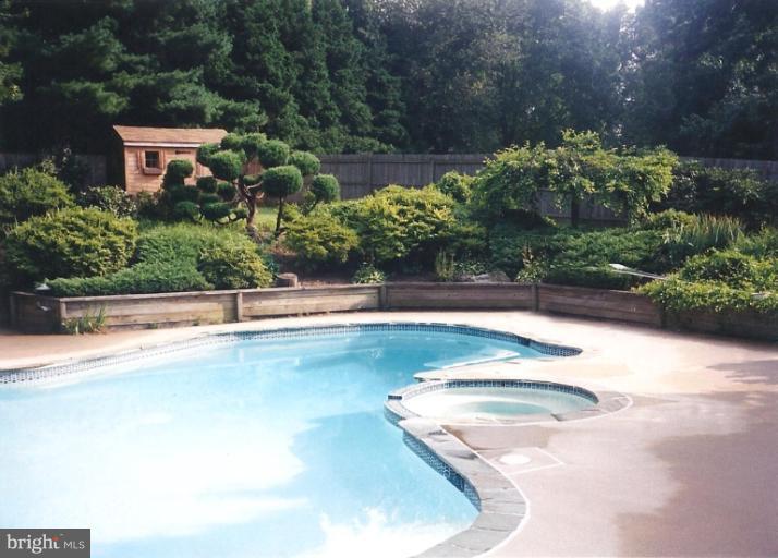 20715 Bell Bluff Road Gaithersburg, MD 20882 - Photo 22 of 30 Swimming Pool