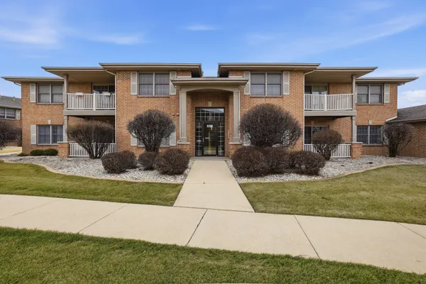 $210,000 | 9735 Wildwood Court, Unit 1B, Highland, IN 46322