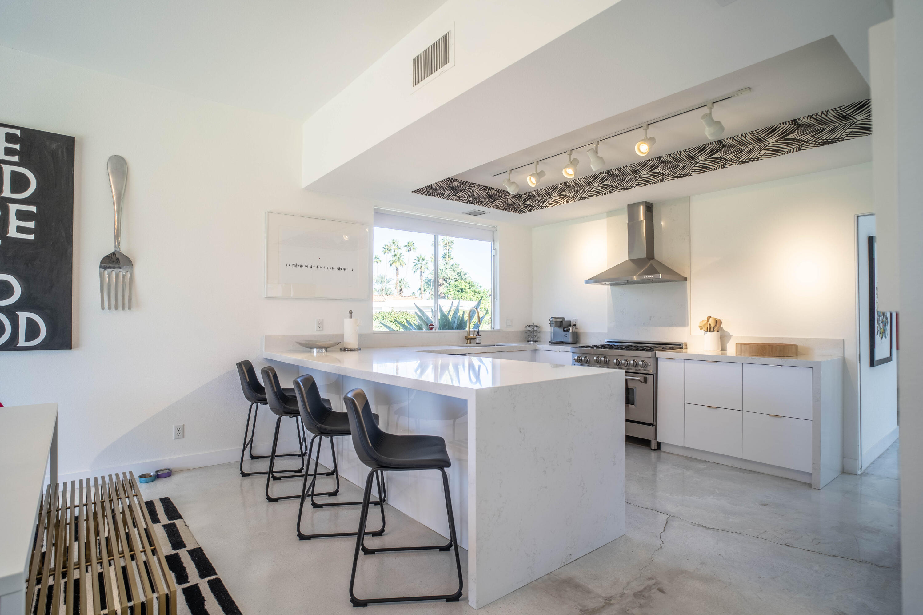 45705 Pawnee Road Indian Wells, CA 92210 - Photo 11 of 59 a kitchen with a table and chairs in it