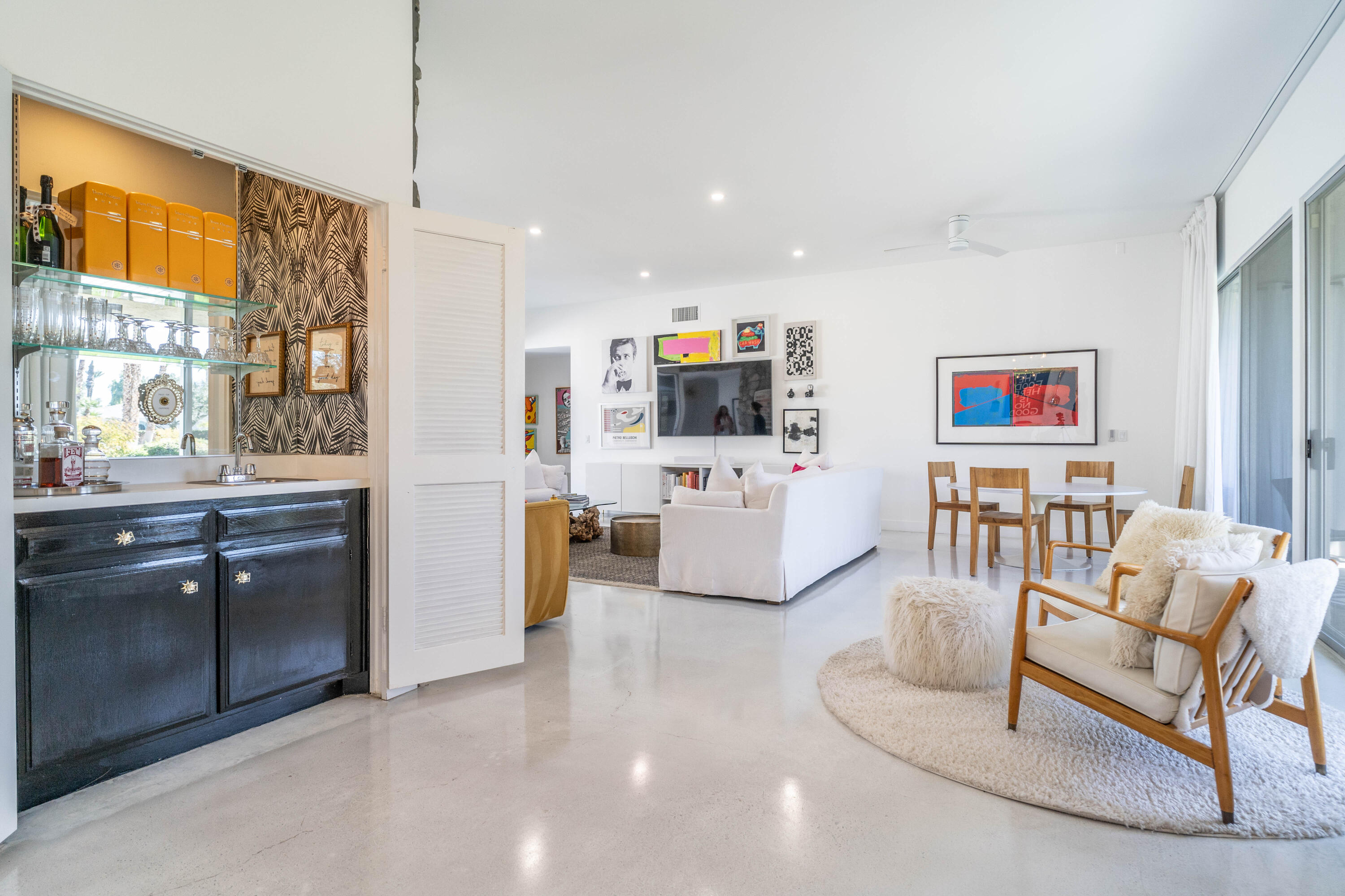 45705 Pawnee Road Indian Wells, CA 92210 - Photo 18 of 59 a living room with furniture and a flat screen tv