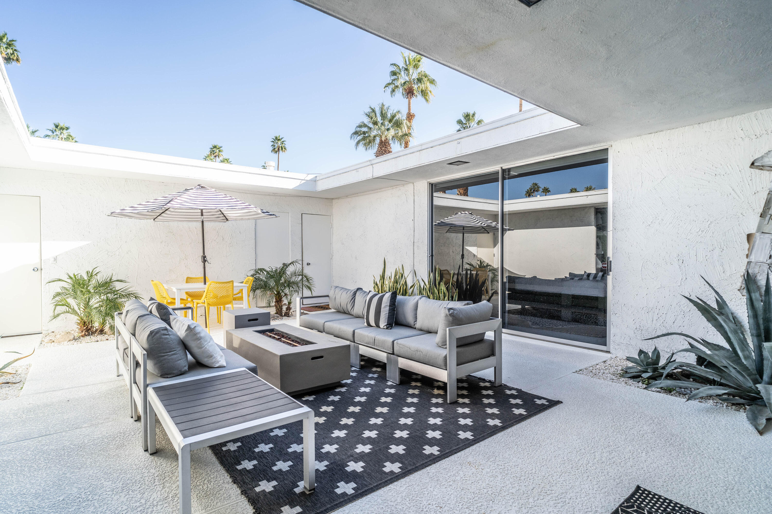 45705 Pawnee Road Indian Wells, CA 92210 - Photo 46 of 59 a outdoor living space with furniture