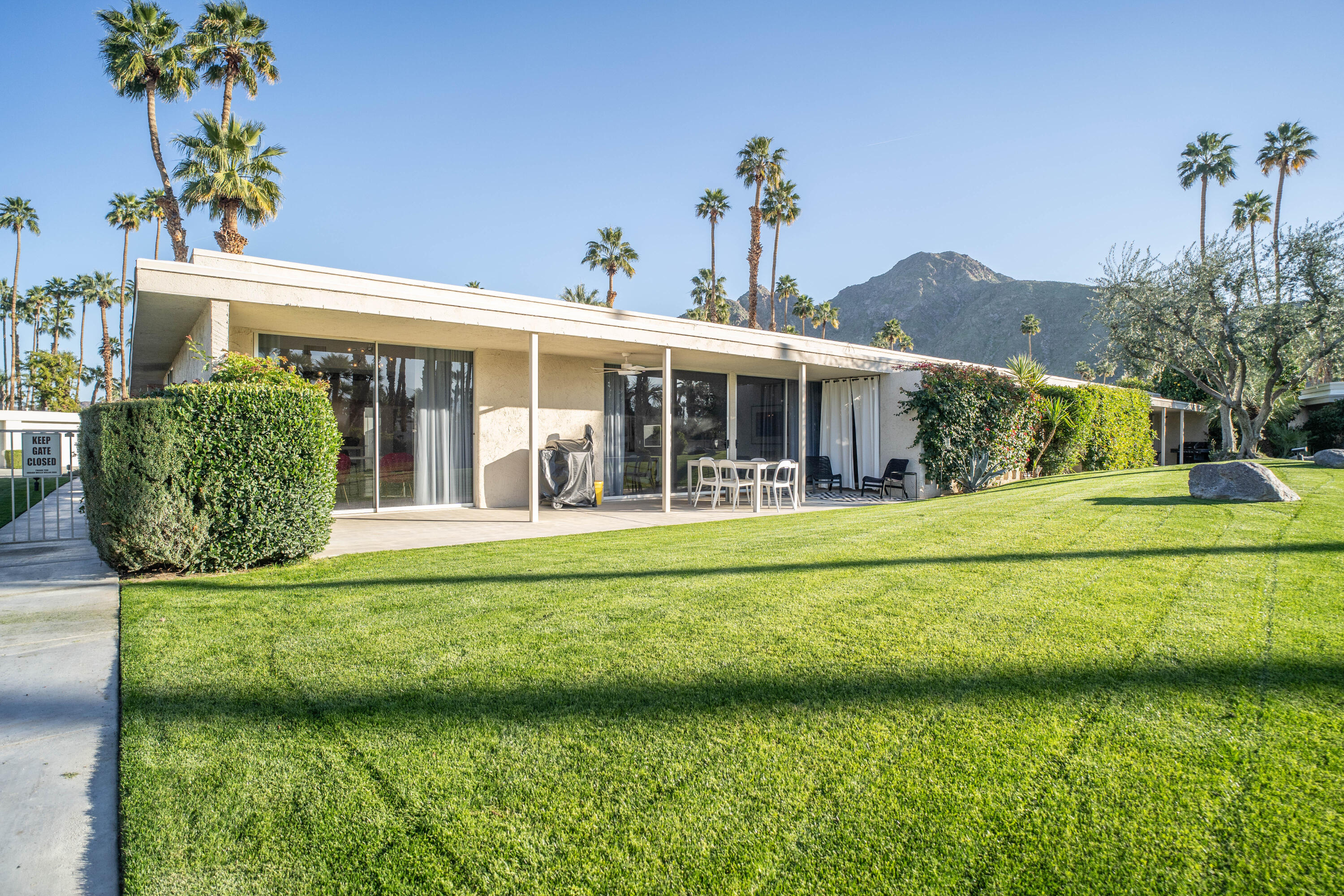 45705 Pawnee Road Indian Wells, CA 92210 - Photo 51 of 59 a view of a house with a garden