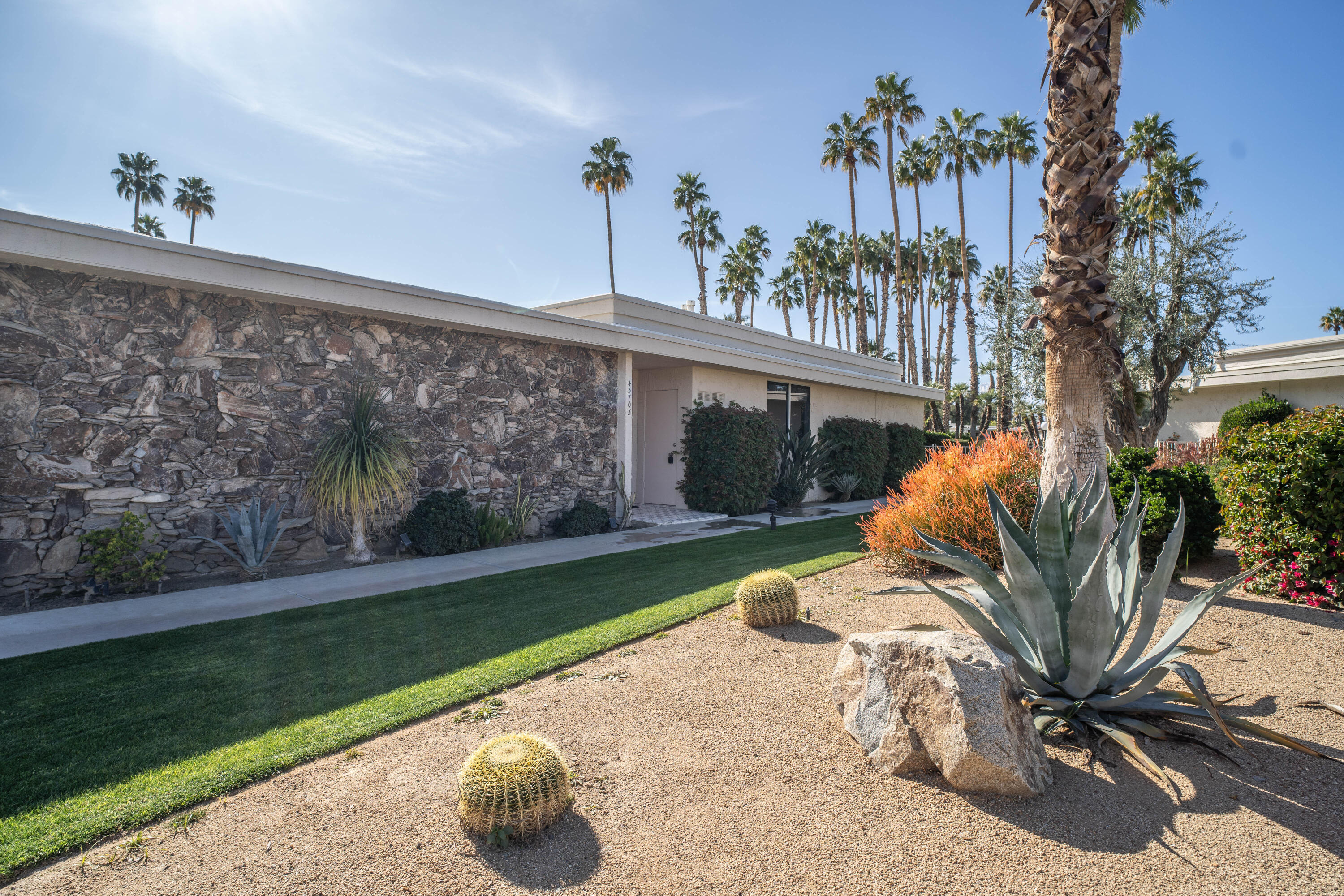 45705 Pawnee Road Indian Wells, CA 92210 - Photo 53 of 59 a view of a backyard with plants and a patio