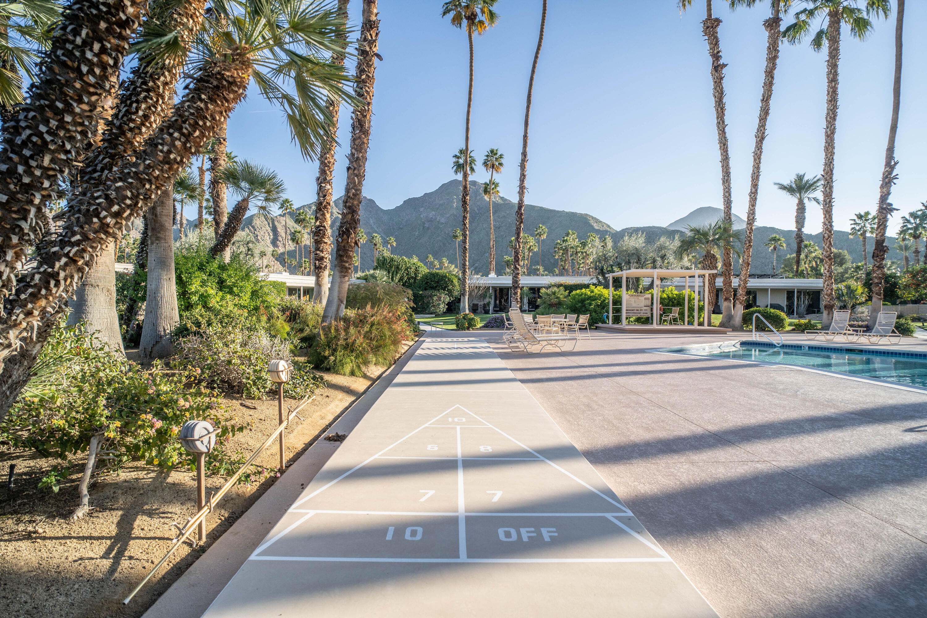 45705 Pawnee Road Indian Wells, CA 92210 - Photo 57 of 59 a view of a patio with a table and chairs