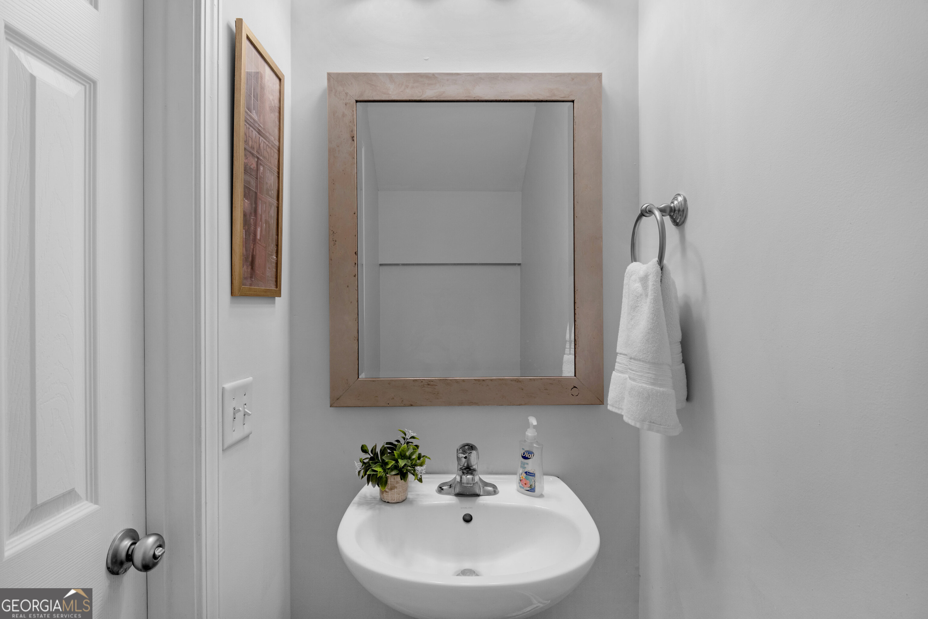172 Sonata Circle Pooler, GA 31322 - Photo 39 of 85 a bathroom with a sink and a mirror