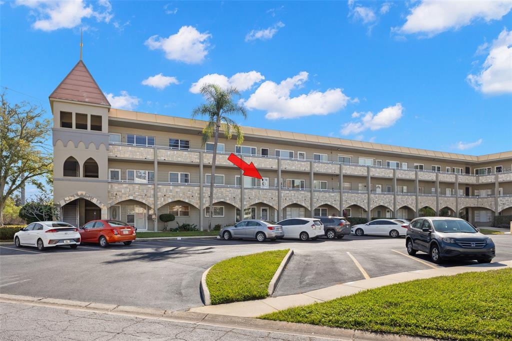 2461 Canadian Way, Unit 27 Clearwater, FL 33763 - Photo 34 of 35 a car parked in front of a building