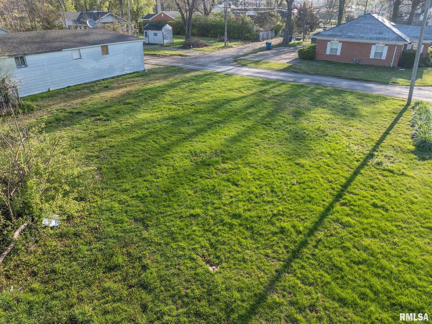 242 Watson Lane Centralia, IL 62801 - Photo 9 of 11 a view of a house with a yard