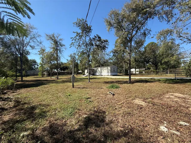 a view of yard with green space