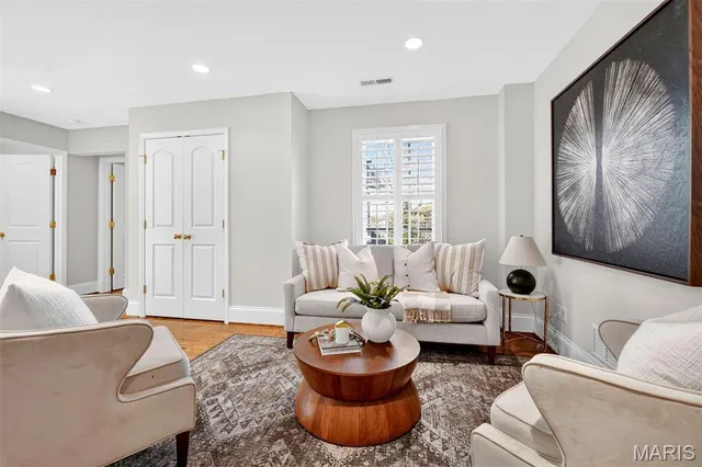 $1,150,000 | 4 Midpark Lane, Ladue, MO 63124