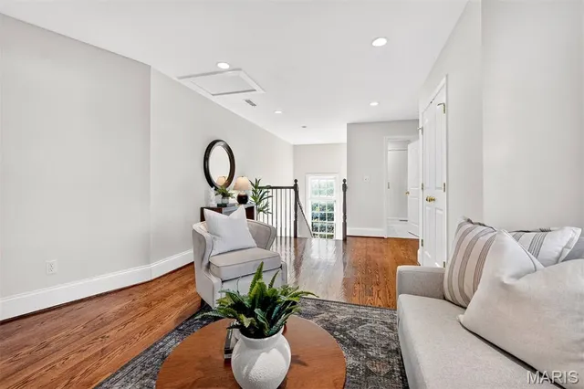 $1,150,000 | 4 Midpark Lane, Ladue, MO 63124