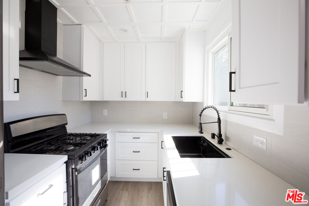 9810 Hillhaven Avenue Tujunga, CA 91042 - Photo 4 of 13