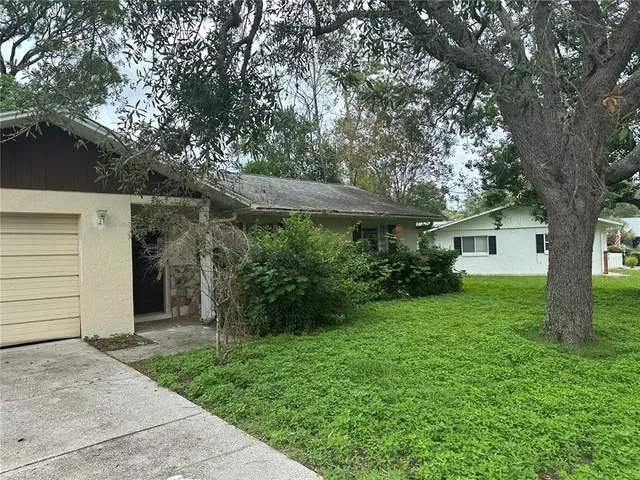 a view of a house with a yard