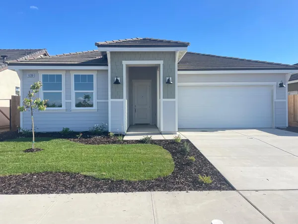 a view of a house with yard