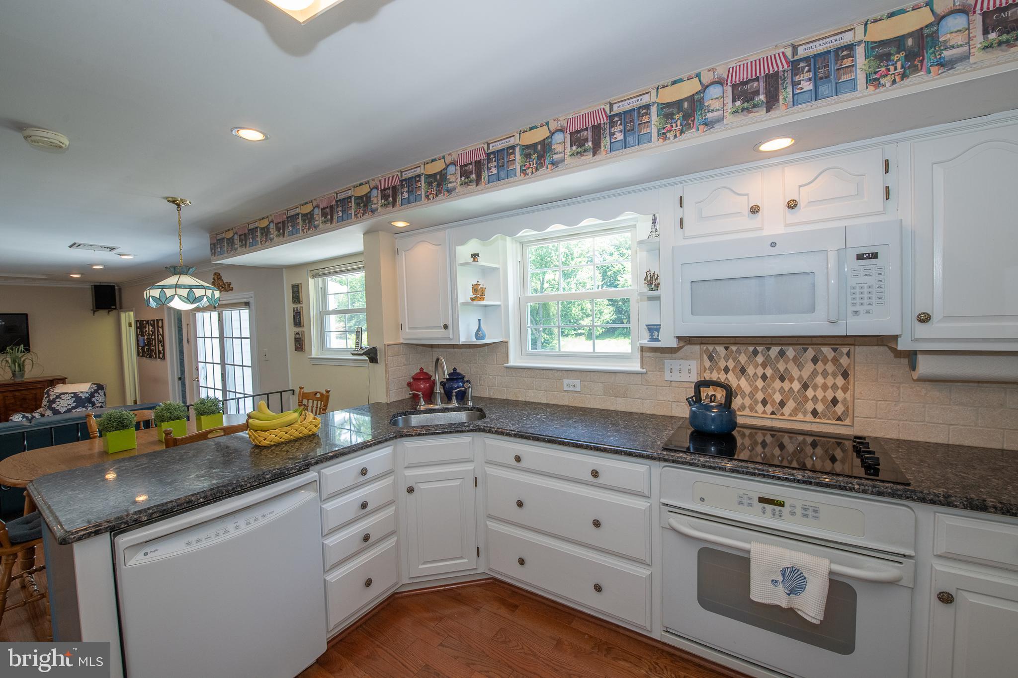 612 Barry Drive Springfield, PA 19064 - Photo 14 of 47 Kitchen with lots of counter space