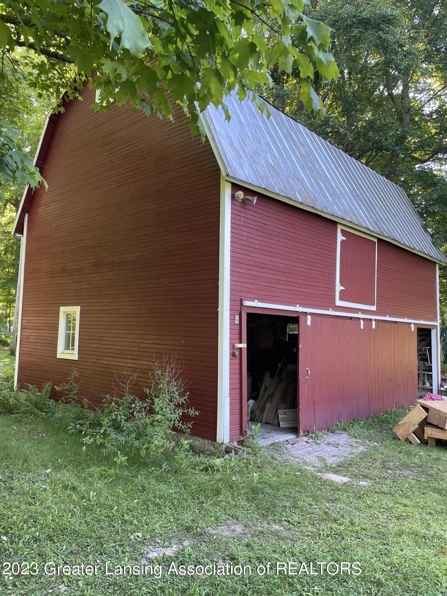 4945 Wilcox Road Holt, MI 48842 - Photo 8 of 44 Barn