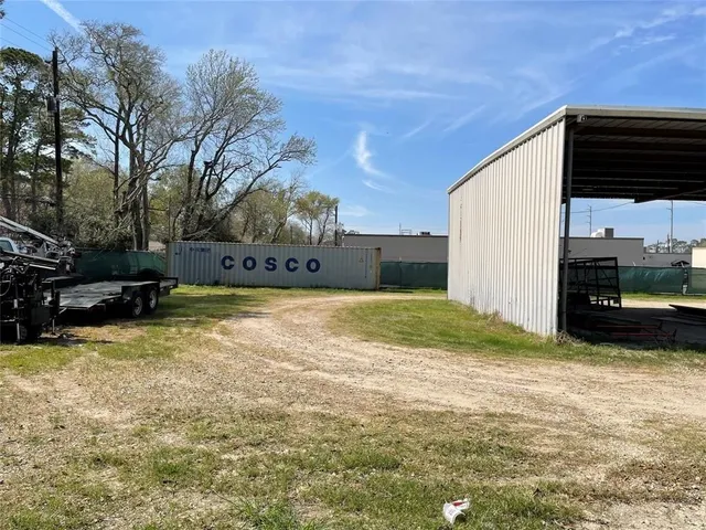 a view of a backyard of the house