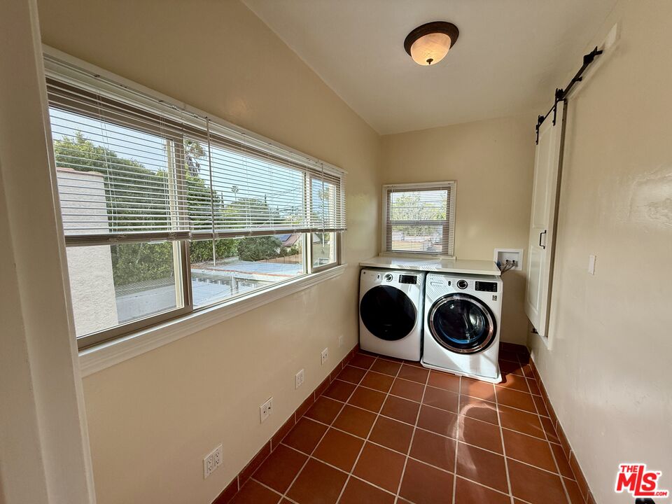 1227 Ridgeley Drive, Unit UPPER) Los Angeles, CA 90019 - Photo 23 of 54