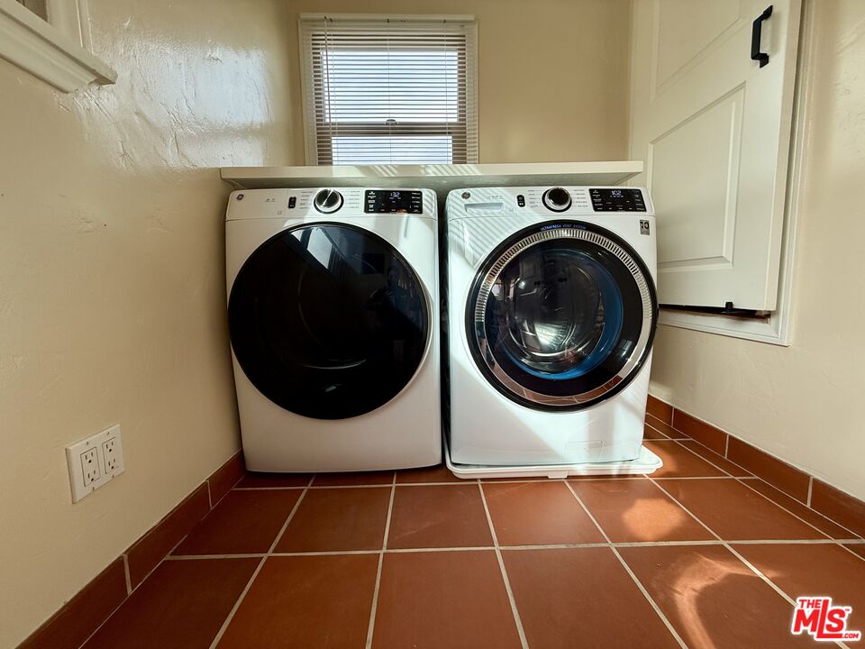 1227 Ridgeley Drive, Unit UPPER) Los Angeles, CA 90019 - Photo 24 of 54