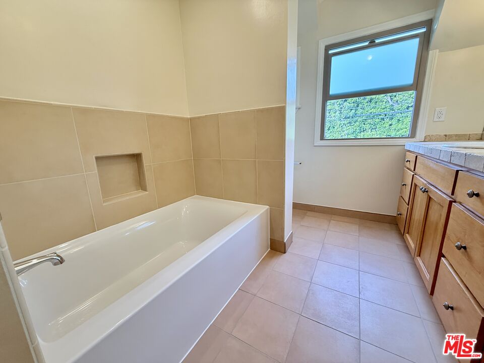 1227 Ridgeley Drive, Unit UPPER) Los Angeles, CA 90019 - Photo 44 of 54