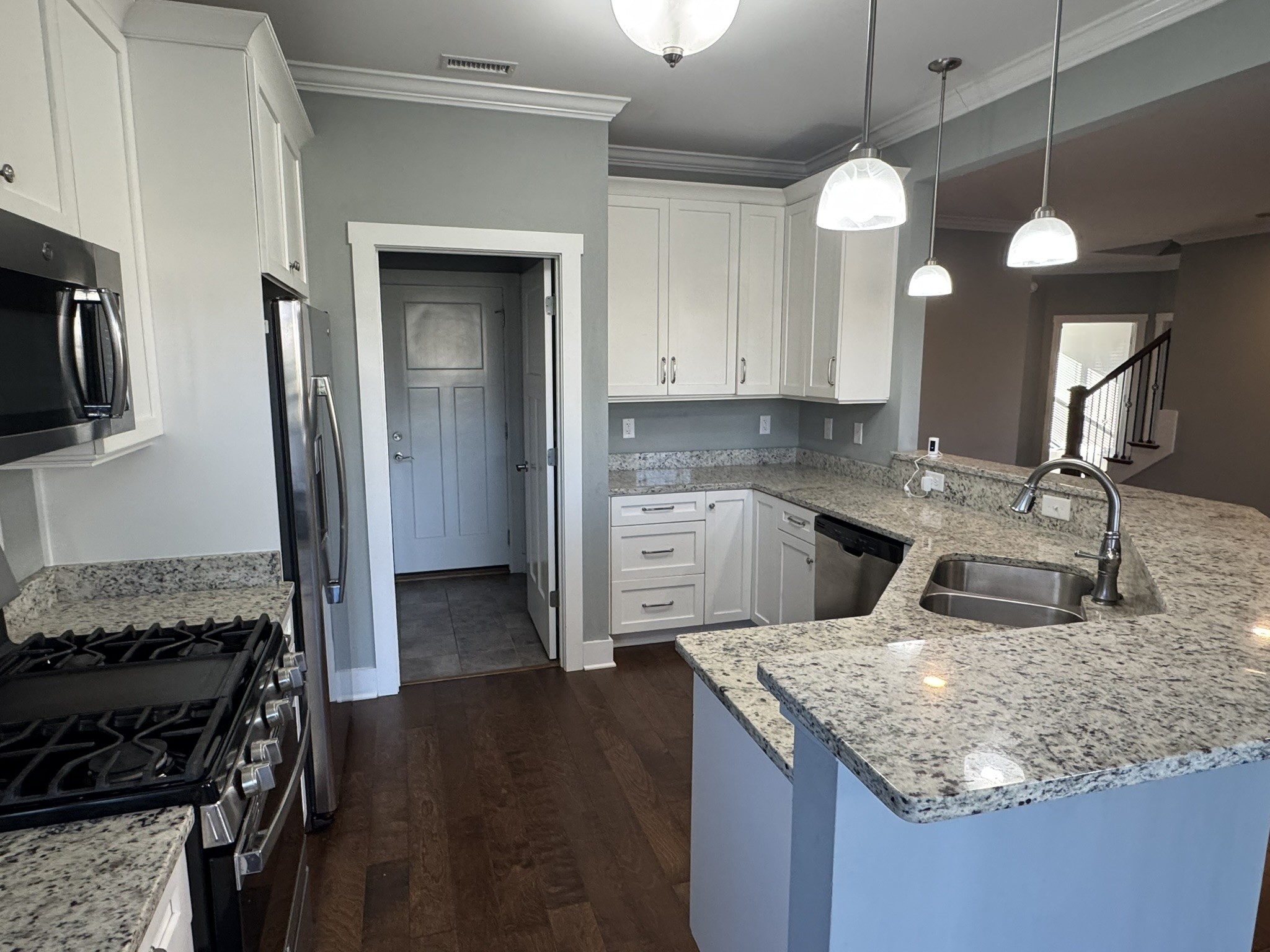 148 ANDERTON Drive Winchester, TN 37398 - Photo 4 of 16 a kitchen with a sink stove and cabinets