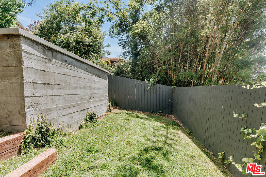1341 Edgecliffe Drive Los Angeles, CA 90026 - Photo 42 of 51 a backyard of a house with lots of green space