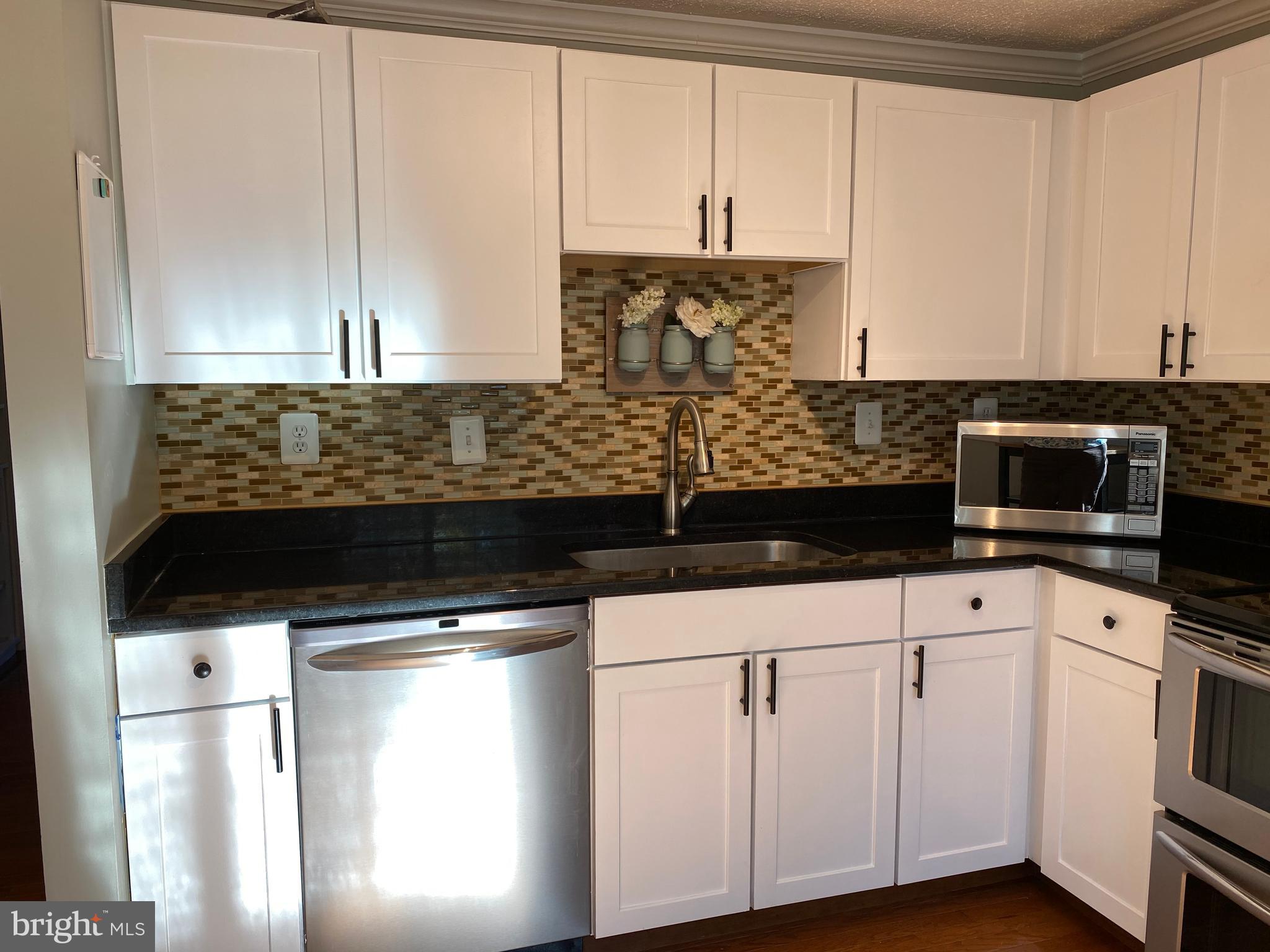 1666 Barnstead Drive Reston, VA 20194 - Photo 15 of 51 Kitchen