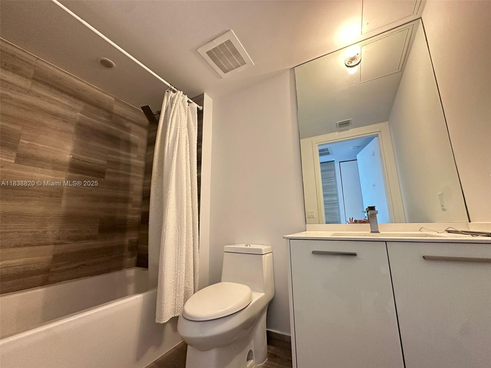 1300 Brickell Bay Drive, Unit 2813 Miami, FL 33131 - Photo 13 of 31