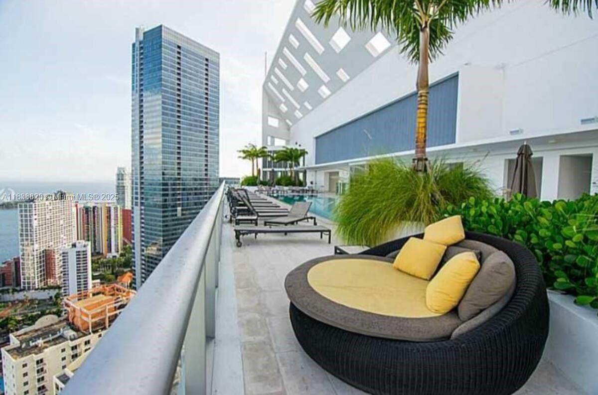 1300 Brickell Bay Drive, Unit 2813 Miami, FL 33131 - Photo 20 of 31