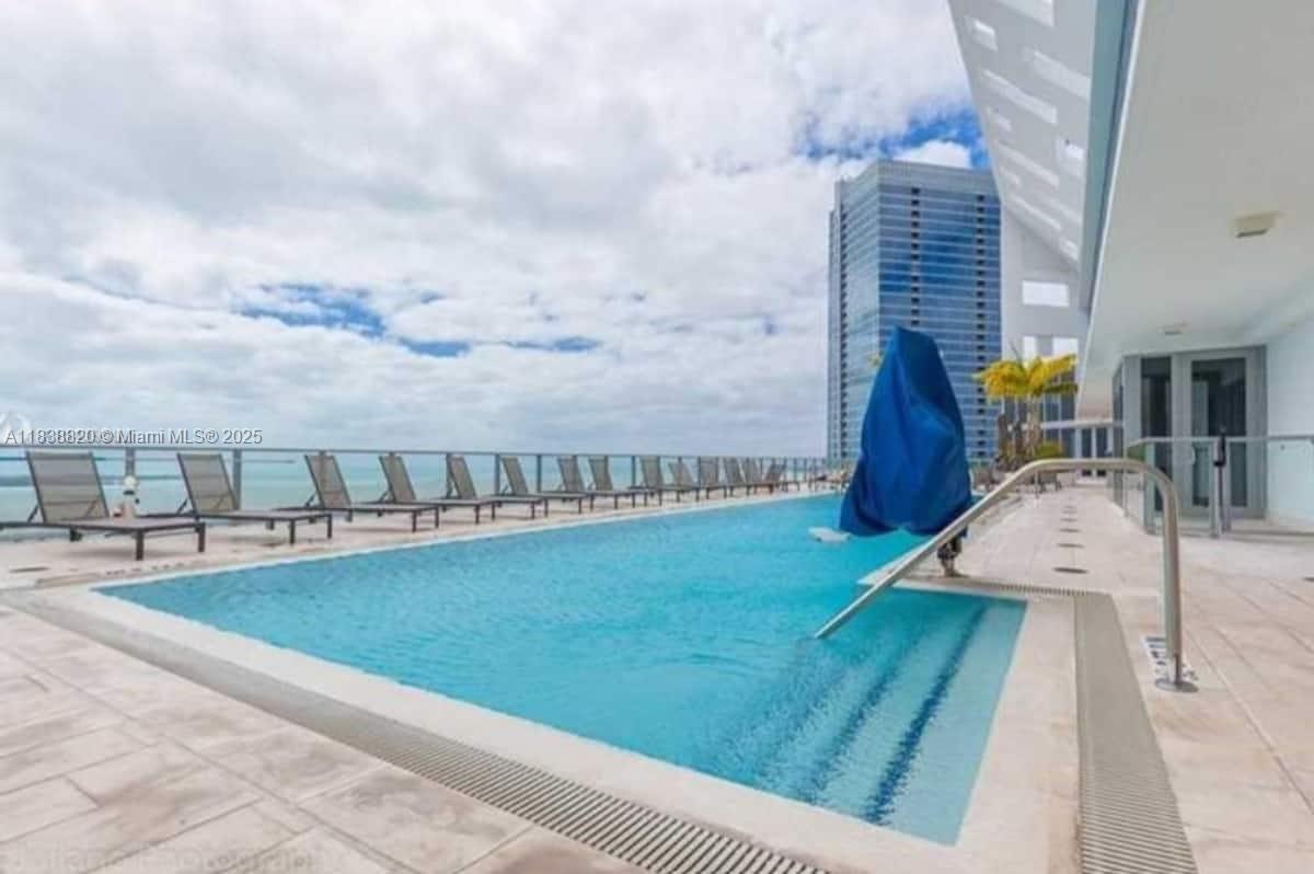 1300 Brickell Bay Drive, Unit 2813 Miami, FL 33131 - Photo 21 of 31