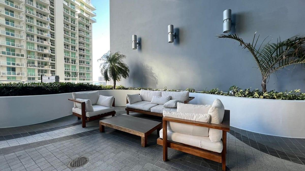 1300 Brickell Bay Drive, Unit 2813 Miami, FL 33131 - Photo 27 of 31