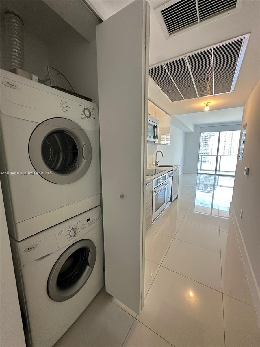 1300 Brickell Bay Drive, Unit 2813 Miami, FL 33131 - Photo 6 of 31