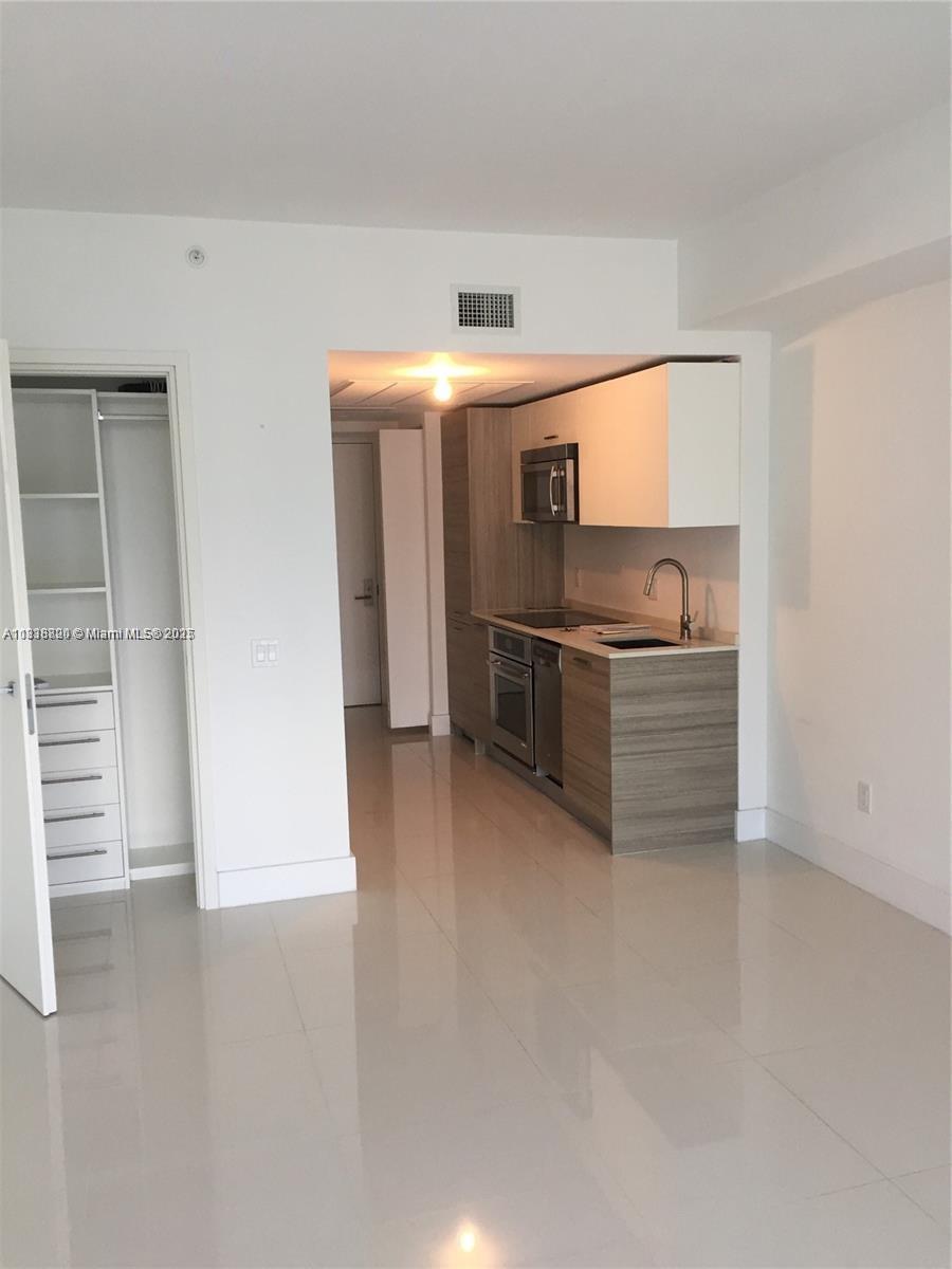 1300 Brickell Bay Drive, Unit 2813 Miami, FL 33131 - Photo 9 of 31