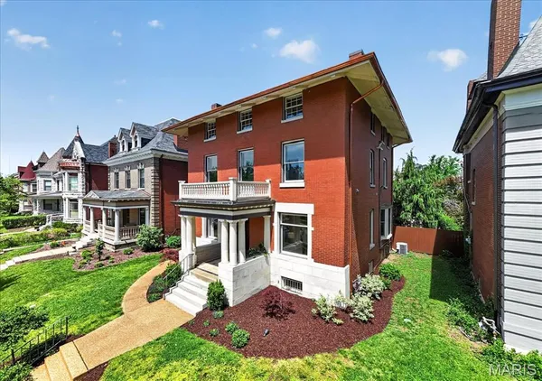 $899,900 | 5123 Westminster Place, St. Louis, MO 63108
