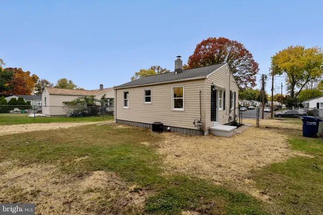 a view of a house with backyard