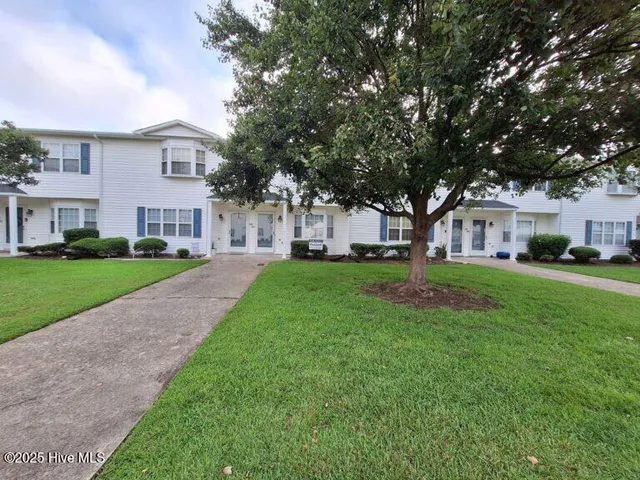 $950 | 3989 Sterling Pointe Drive, Unit FFF8, Winterville, NC 28590