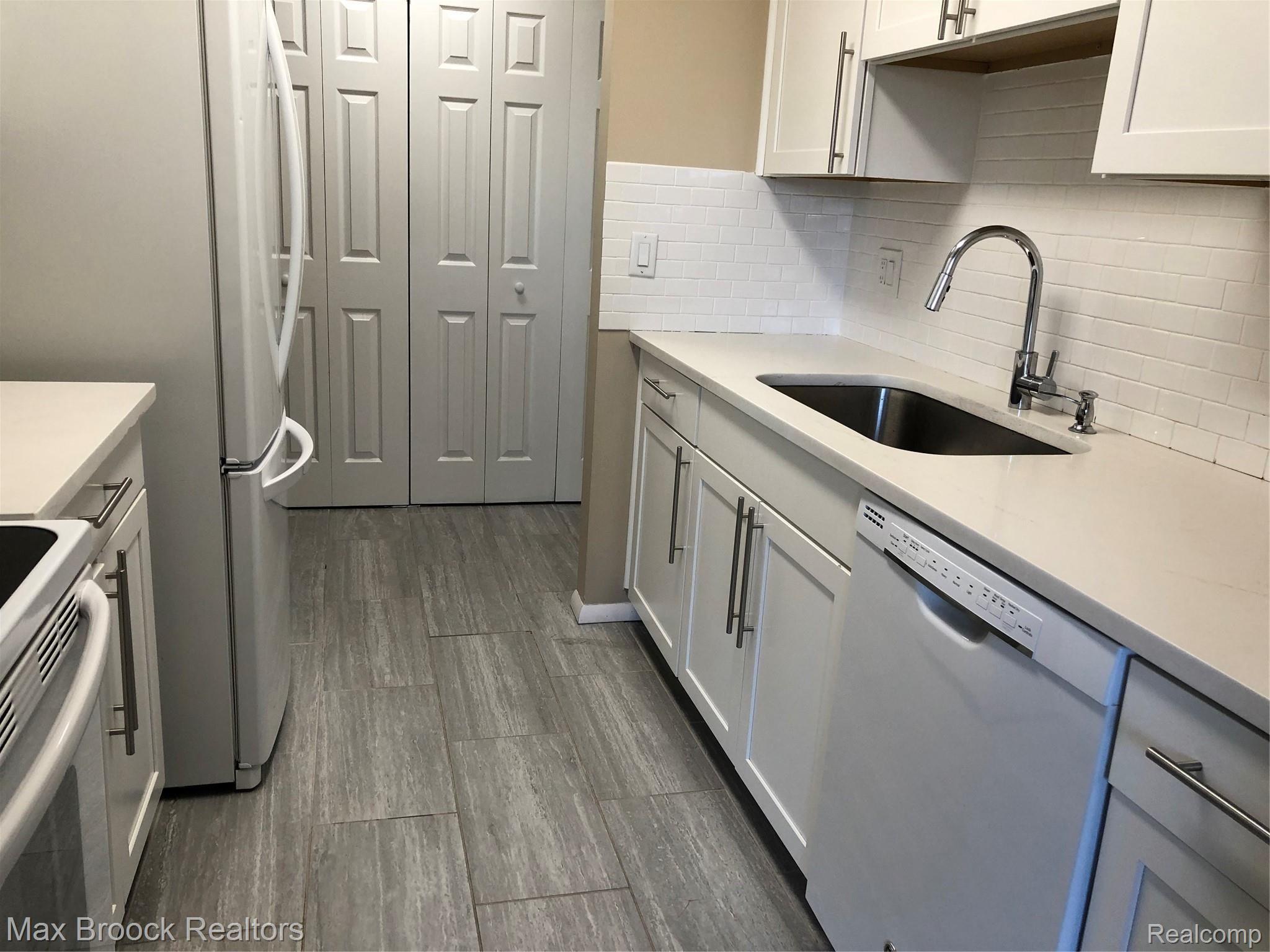 29880 West 12 Mile Road, Unit 812 Farmington, MI 48334 - Photo 2 of 14