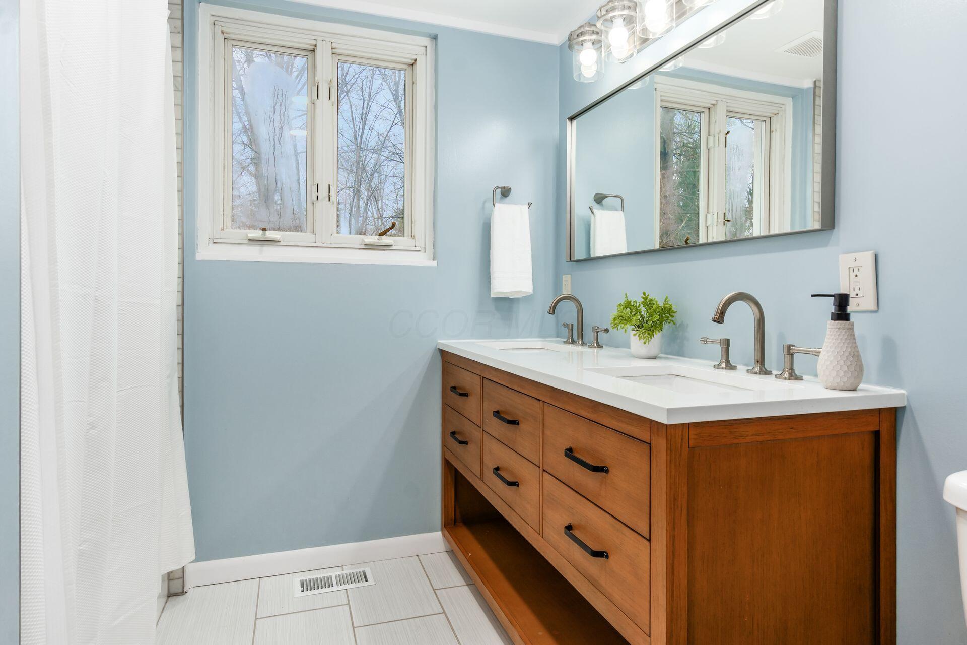 3811 Mann Road Columbus, OH 43230 - Photo 24 of 35 Full Bathroom