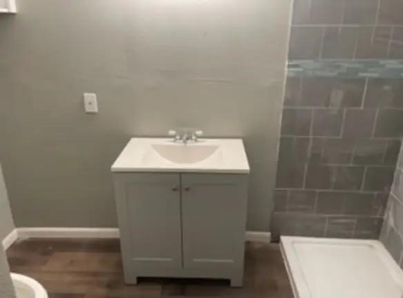 105 Dooley Street Prairie View, TX 77446 - Photo 4 of 8 a bathroom with a sink a toilet and a bathtub