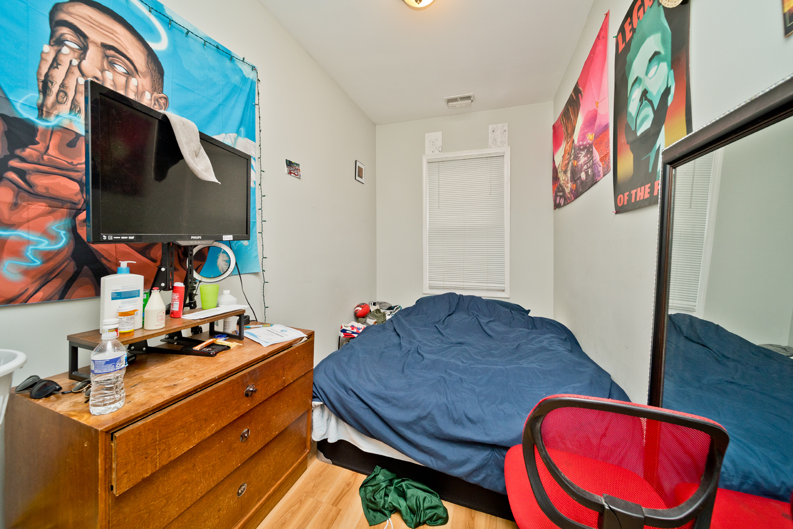 1431 West Flournoy Street, Unit 2R Chicago, IL 60607 - Photo 7 of 9 a room with furniture and flat screen tv