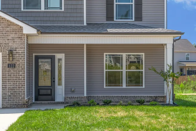 a view of front of a house with a yard
