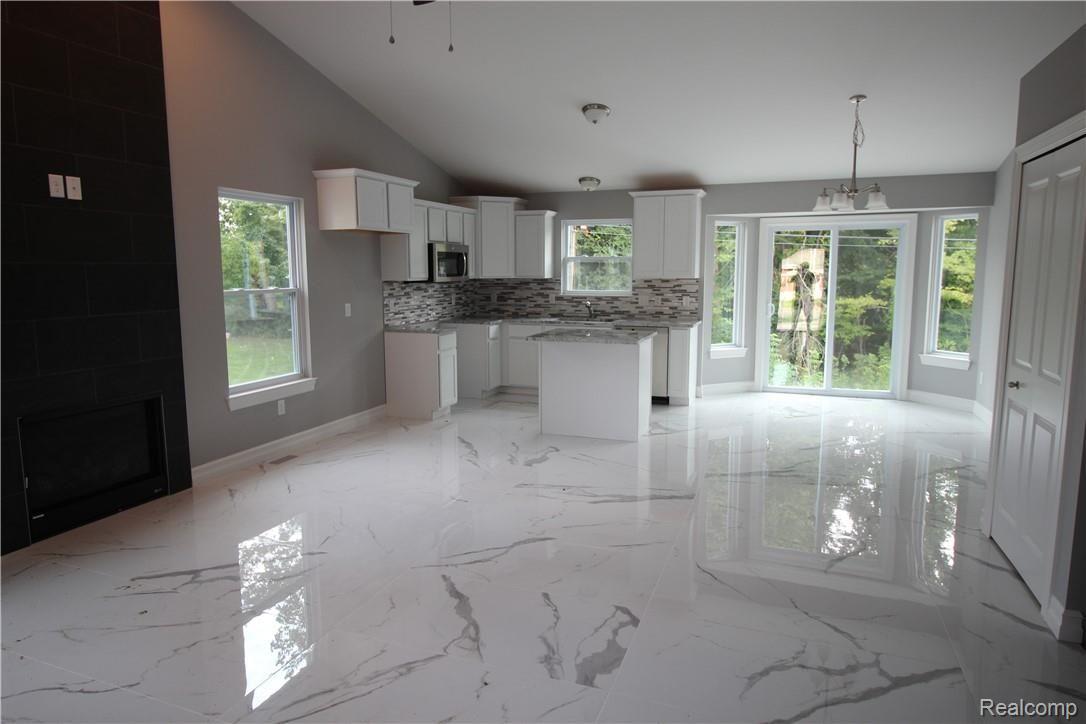 18363 Farmington Road Livonia, MI 48152 - Photo 4 of 16 IMG_7831.JPG