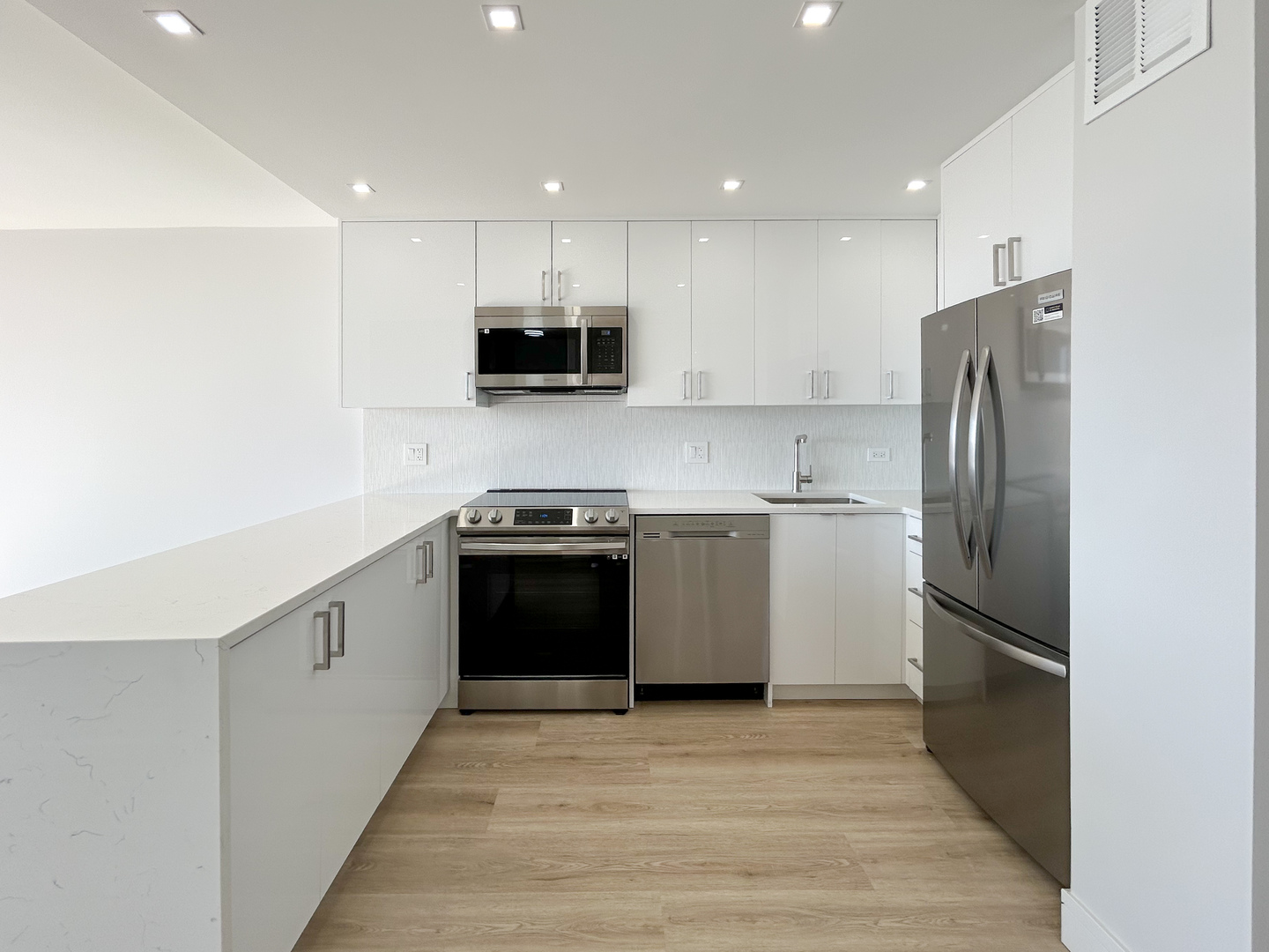 5445 North Sheridan Road, Unit 1407 Chicago, IL 60640 - Photo 2 of 10