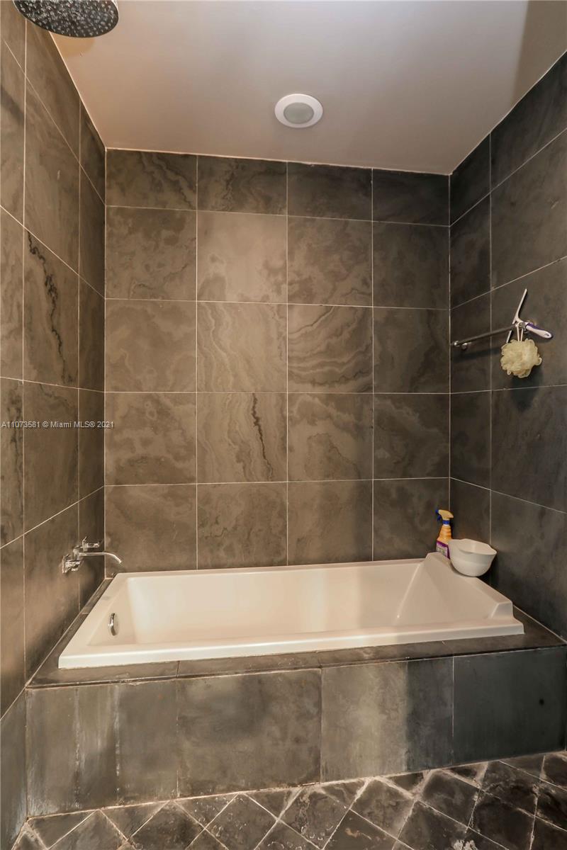 900 Biscayne Boulevard, Unit 2707 Miami, FL 33132 - Photo 16 of 41