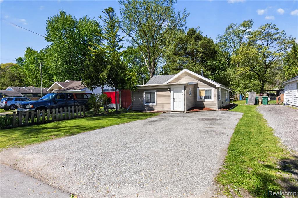986 Pine Road Bay City, MI 48706 - Photo 3 of 35