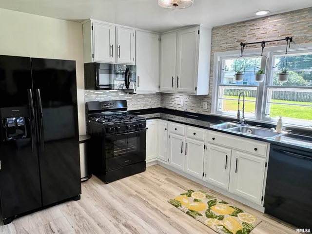 $167,500 | 715 Lawndale Drive, Macomb, IL 61455