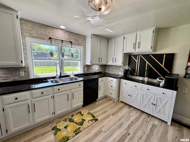 $167,500 | 715 Lawndale Drive, Macomb, IL 61455