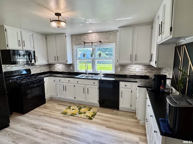 $167,500 | 715 Lawndale Drive, Macomb, IL 61455