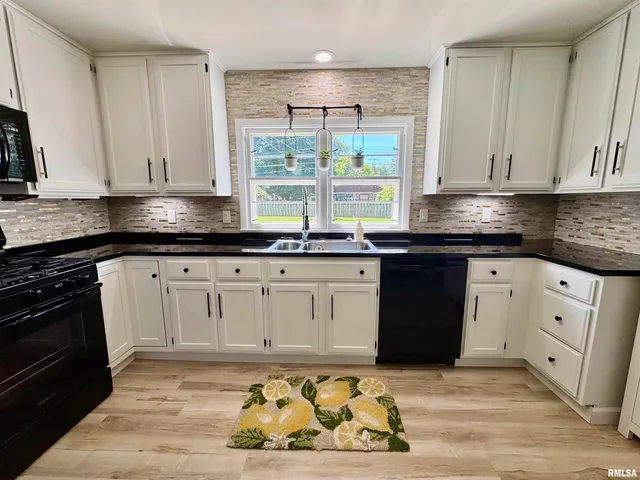 $167,500 | 715 Lawndale Drive, Macomb, IL 61455