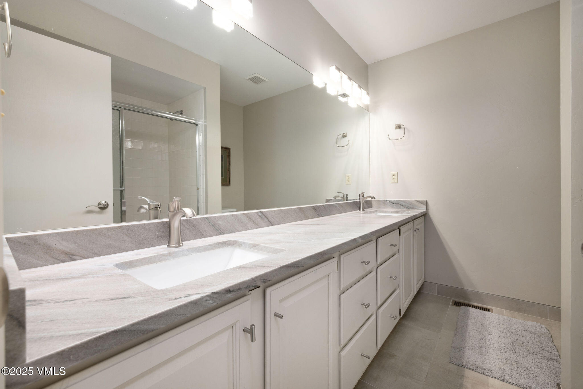 4515 Big Horn Road, Unit H Vail, CO 81657 - Photo 20 of 28 2505_4515_bighorn_rd_h_interior_bath02